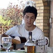 Profesor de Canto y Guitarra clásica/moderna con 12 años de experiencia y título profesional de conservatorio